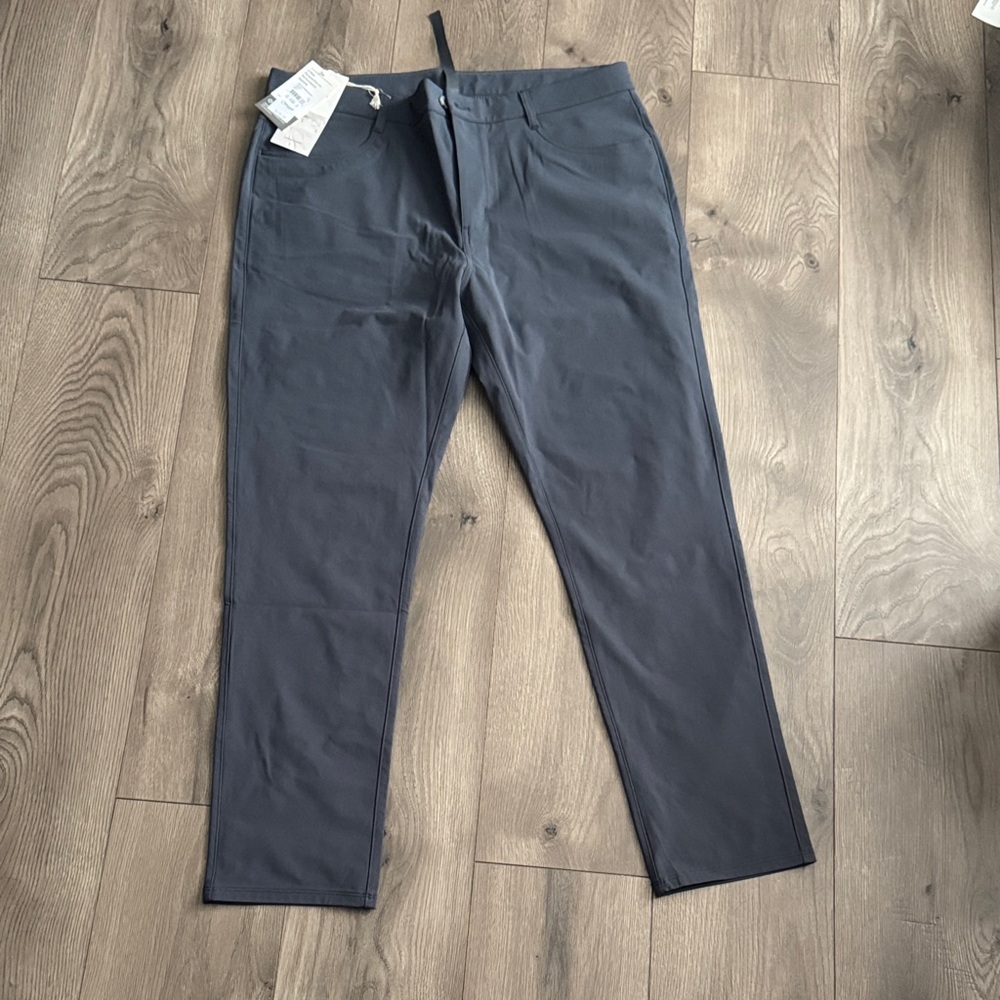 Vuori Men's Chinos in Dark Gray